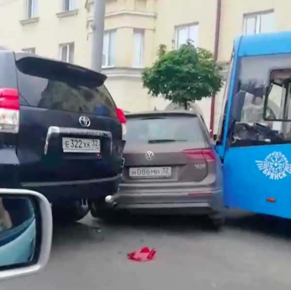 В Брянске на проспекте Ленина «синий» автобус смял иномарку