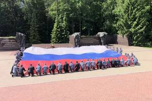День России 2026: брянские росгвардейцы развернули 12-метровый триколор