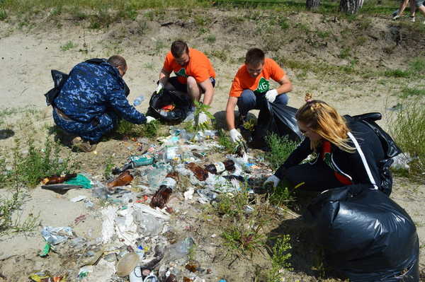 В Брянске 23 человека убрали мусор возле озера Орлик