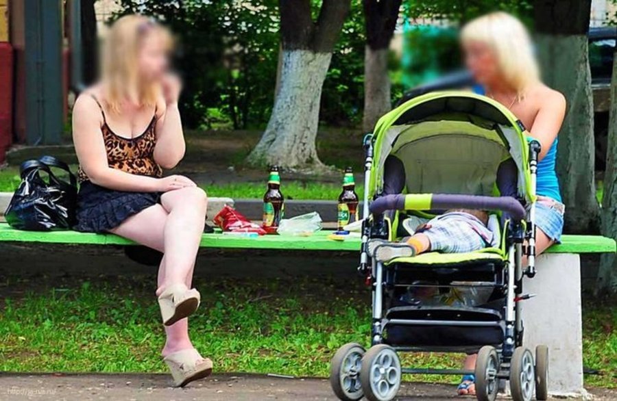 В Дятькове мамашки с пивом загадили детские площадки