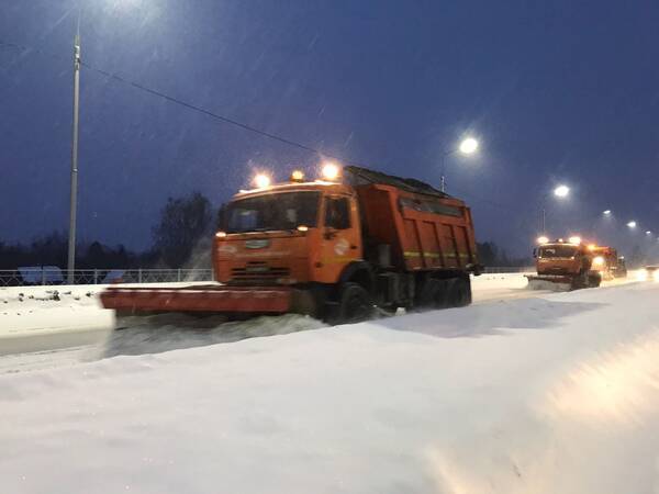 В Брянске на борьбу со снегопадом выделили 40 едениц техники 