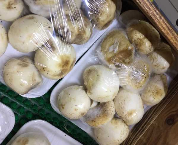 «Ничего страшного»: в брянском супермаркете заметили грибы с плесенью