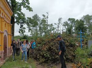 В Климово продолжают убирать разрушенные от ураганов кладбища