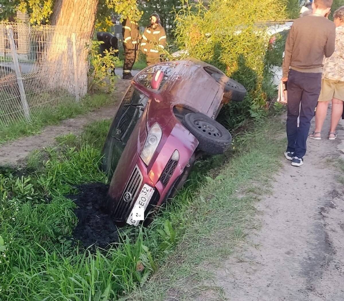 В Брянске после ДТП с 3 авто иномарка вылетела в канаву | 28.07.2023 |  Брянск - БезФормата