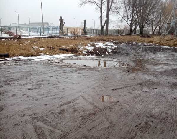 В Брянске водителей возмутило болото на конечной остановке маршруток №44