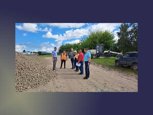 В Комаричах продолжается ремонт дороги по улице Колхозной