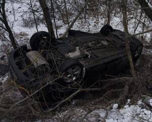 Под Злынкой женщина на Mazda 3 вылетела в кювет и перевернулась