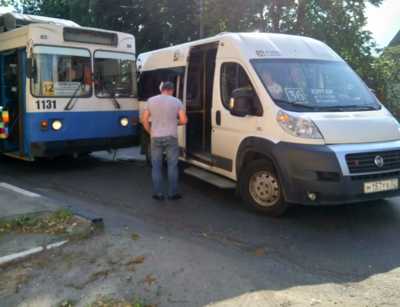 В Бежицком районе Брянска столкнулись троллейбус и маршрутка №36