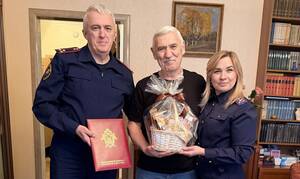Брянские следователи поздравили ветерана Григория Зингера с юбилеем