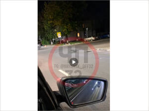 В массовом ДТП с мотоциклом в Брянске автомобиль вылетел на тротуар