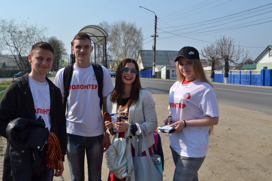 В Климове волонтёры раздали прохожим георгиевские ленточки