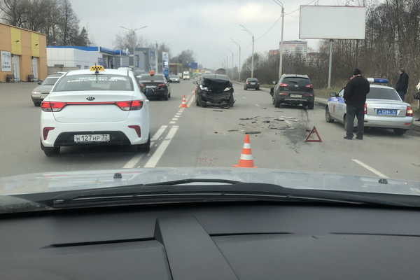 В Брянске на улице Флотской произошло тройное ДТП