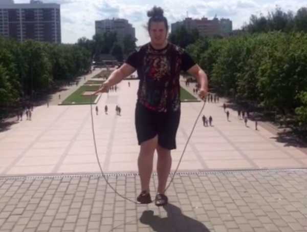 Житель Брянска устроил танцы со скакалкой на Кургане Бессмертия