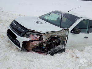 Легковушка вылетела с брянской трассы, выезжали спасатели