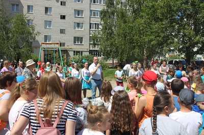 Тысячи брянских детей отпраздновали 1 июня с мороженым от ЛДПР