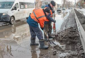 В Брянске начали весеннюю чистку ливневок вакуумными машинами