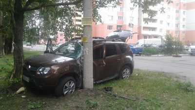 В Брянске на Володарке легковушка «Renault» врезалась в электроопору