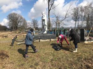 В Климовском районе убрали территорию у памятника Воину-освободителю