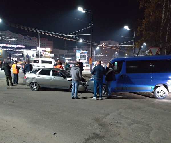 В Брянске в ДТП с микроавтобусом ранена 20-летняя девушка