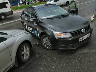 В Брянске такси «Убер» попало в ДТП на площади Партизан