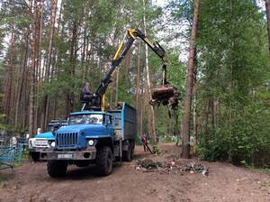 Городские кладбища Брянска освободили от 3000 тонн мусора