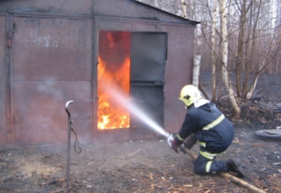 В Климовском районе сгорел частный гараж