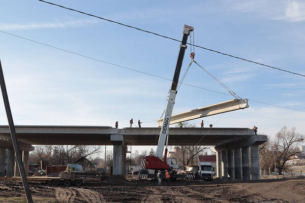 В Брянске строители возвели часть опор нового моста на Набережной