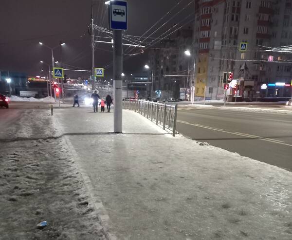 В Брянске тротуар на Пилотов превратился в каток