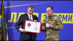 Командир брянского «БАРС» наградил Слуцкого знаком отличия