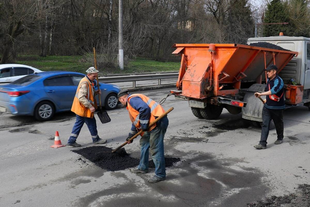 В Брянске с 6 по 10 мая устранили 18,8 тысяч кв.м. дефектов на дороге