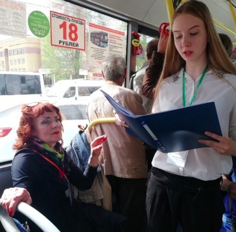 В Брянске пассажирам автобусов раздали произведения великих писателей