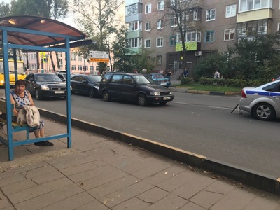 В Брянске возле школы №46 столкнулись две легковушки