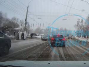 В Брянске на Кургане перевернулся легковой автомобиль