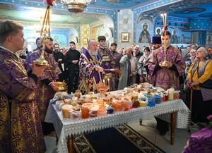 Брянский митрополит Александр окропил святой водой мёд нового урожая