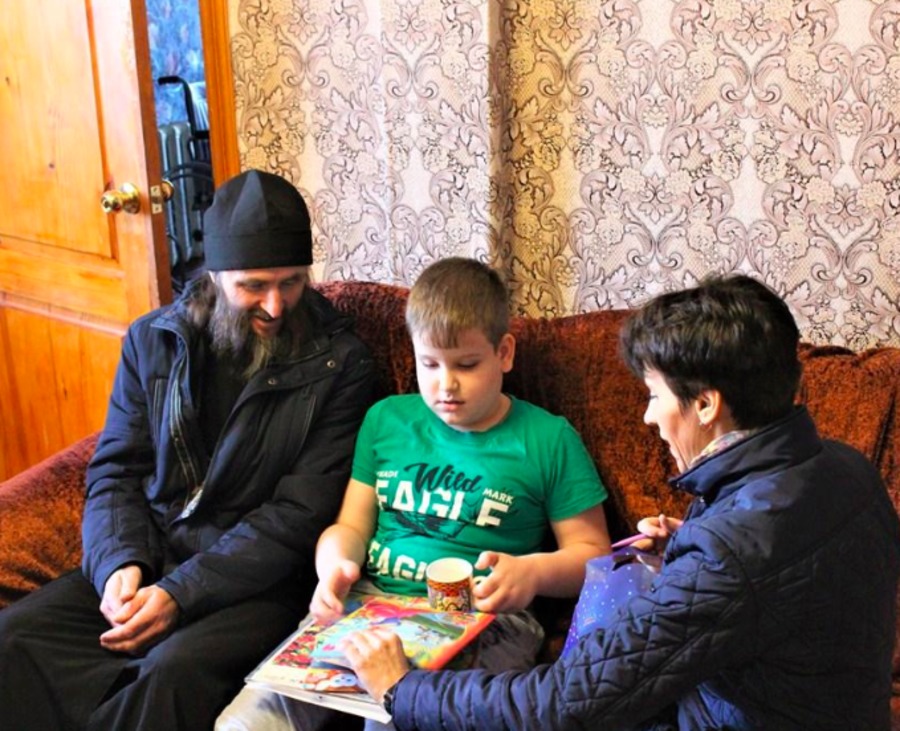 В Погарском районе священник привёз подарки больным детям