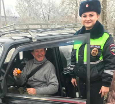 В Севске школьники накормили мандаринами водителей 