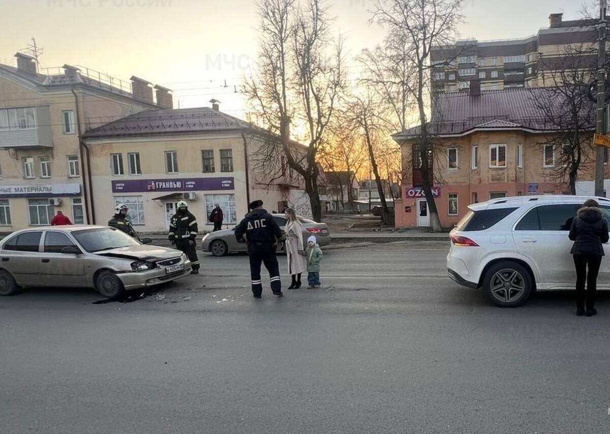 В Брянске на Литейной столкнулись два легковых автомобиля