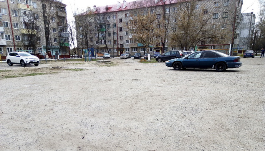 В Брянске автохамы захватили детскую площадку на Новозыбковской