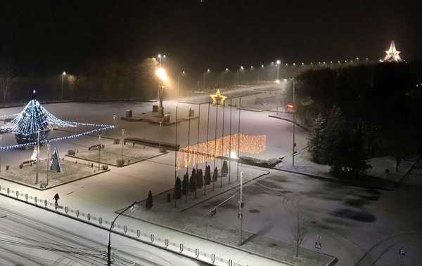 Вечерний Брянск припорошило снегом