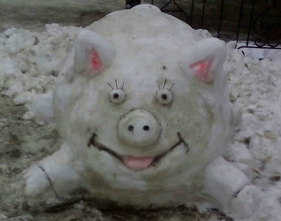 В Брянске на Центральном рынке слепили веселую свинью из снега