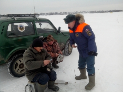 Брянские безбашенные рыбаки рискуют жизнью на тонком льду