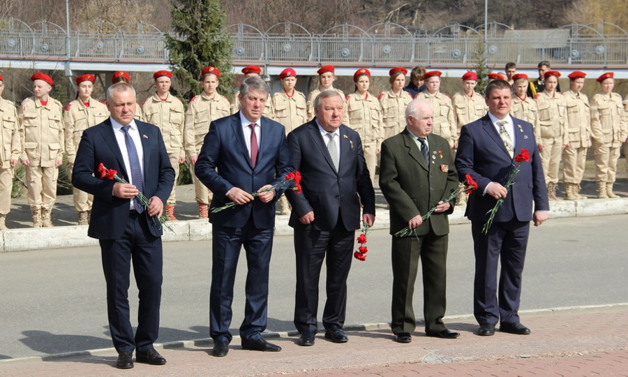 В Брянске возложили цветы к памятнику воинам-интернационалистам