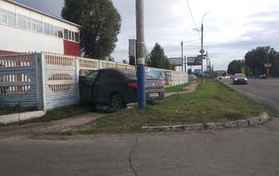 В Брянске на улице Литейной водитель иномарки влетел в забор