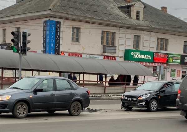 В Брянске на автовокзале не разъехались 2 легковушки