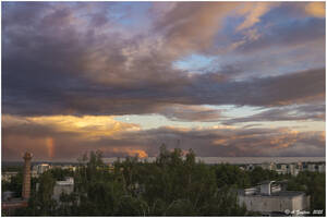 Фото заката с луной и радугой, 4 августа 2025 года