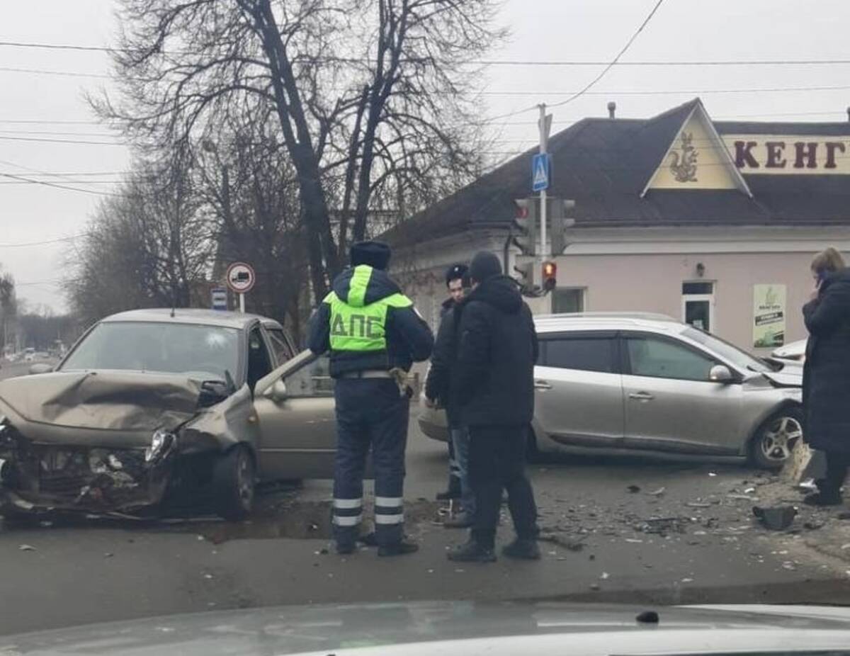 В Новозыбкове в ДТП разбились два автомобиля