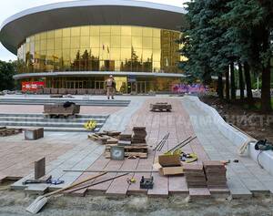 В Брянске на площади у цирка уложили 1000 квадратов уральского гранита