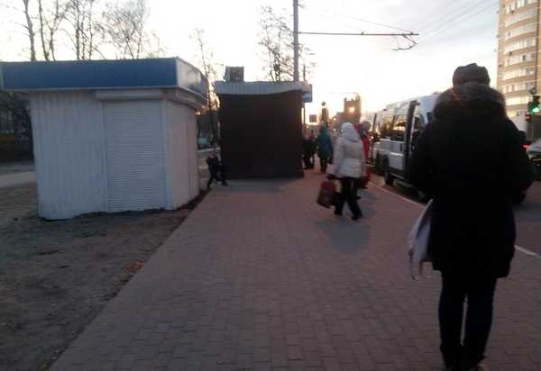 В Брянске горожане потребовали убрать киоск с остановки «Школа №28»