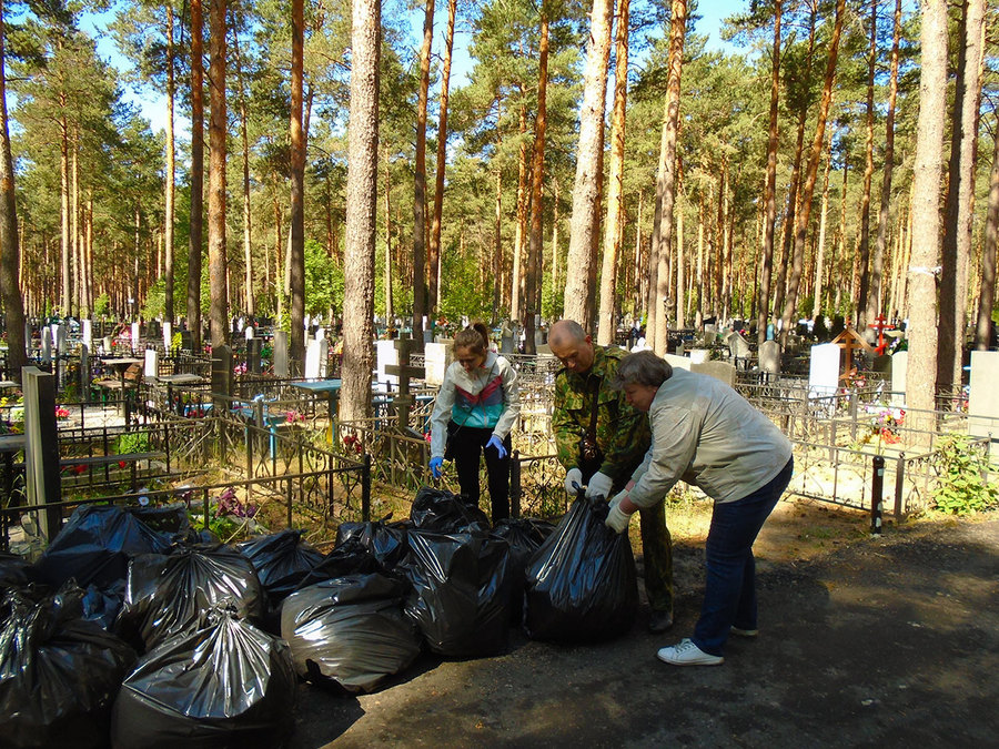 Брянские чиновники вывезли с кладбищ горы мусора