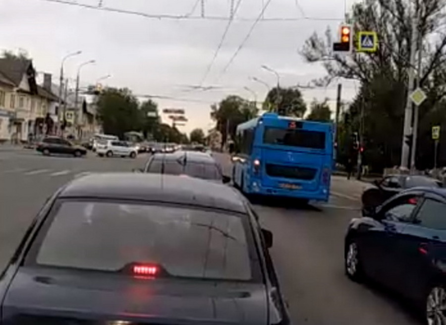 В Брянске водитель автобуса №25 проехал на «красный»